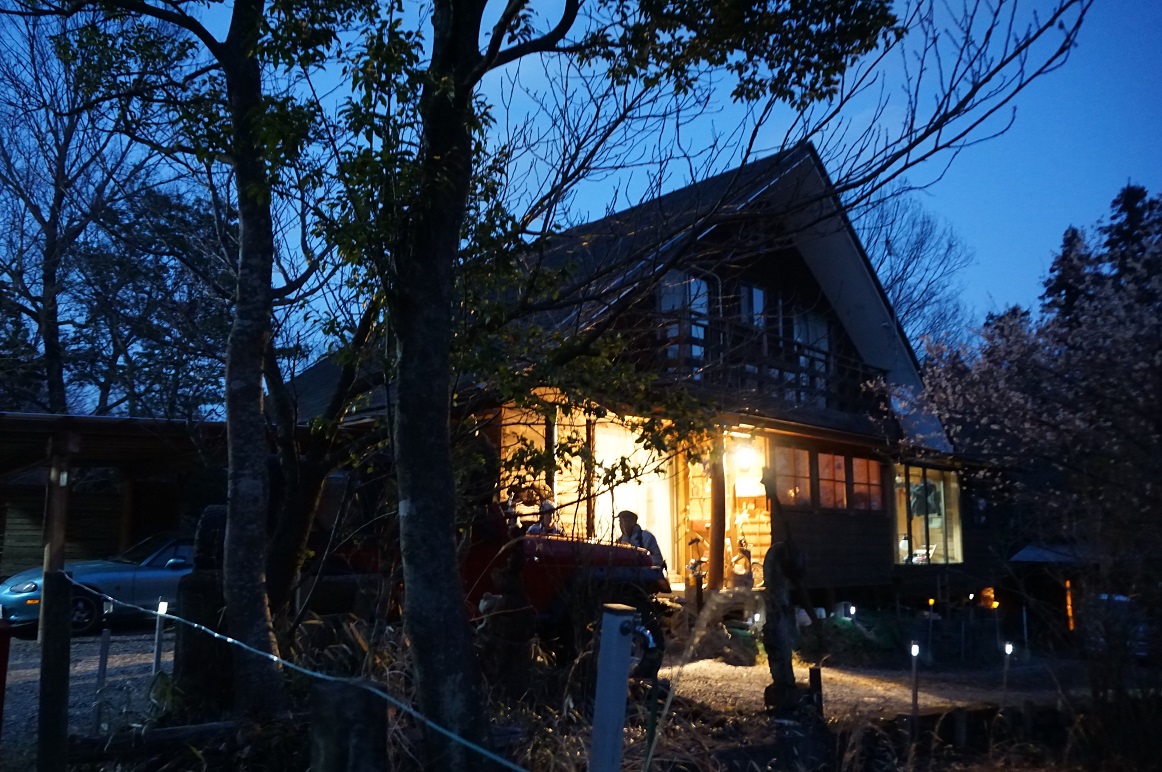 三重県でアウトドアライフをおくる、カーバー松田玲 氏の家を訪れた